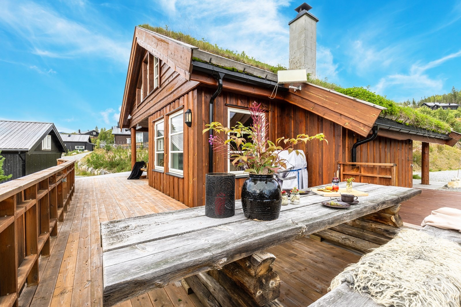 Perfekt helårshytte over 2 plan med stor terrasse og sportsbod. Galleribilde