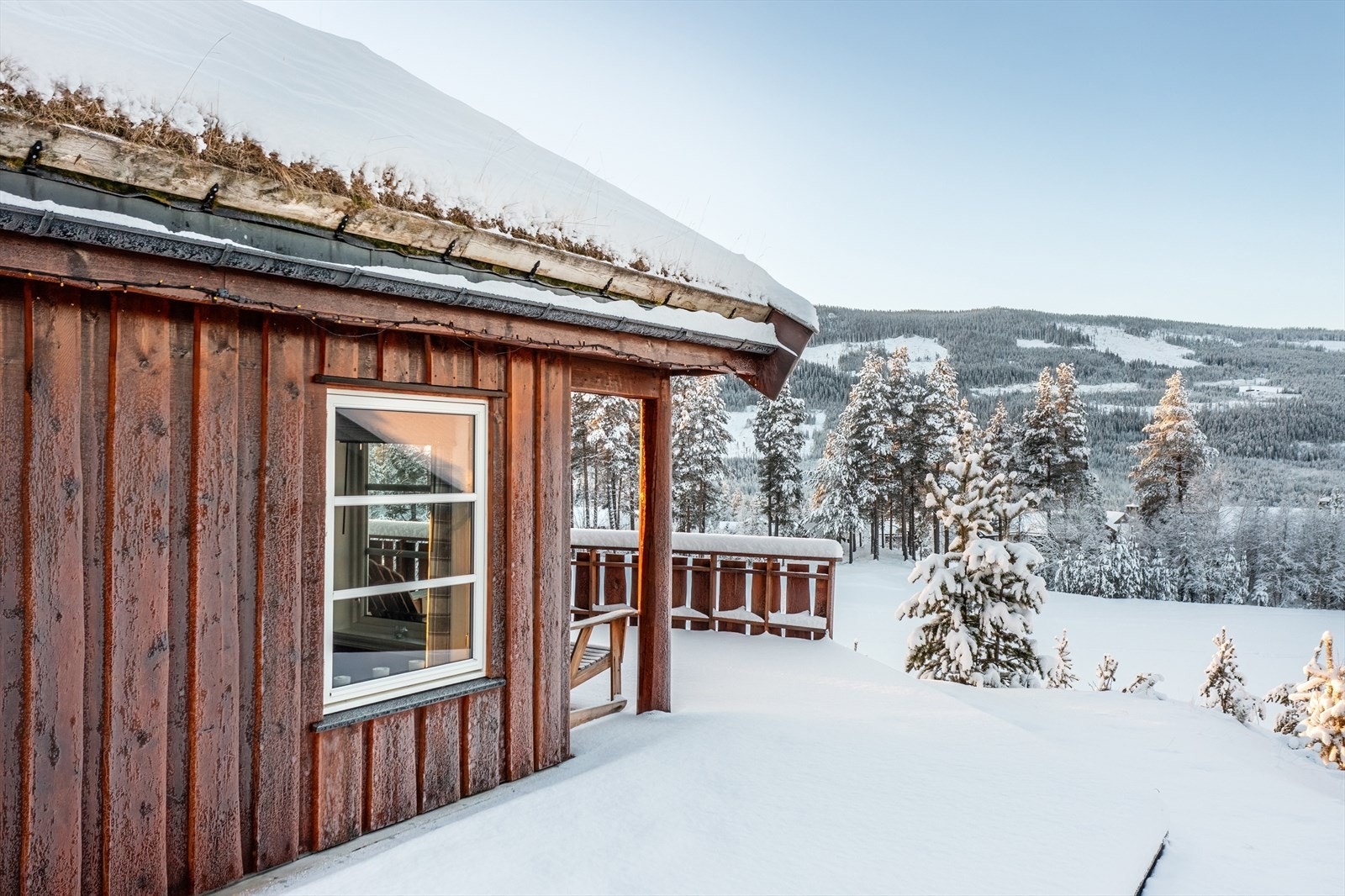 Det er flott fjellutsikt fra den solrike terrassen. Galleribilde