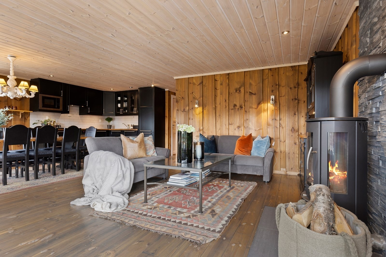 Åpen stue/kjøkkenløsning med peisovn og god plass til sofagruppe og spisebord. Galleribilde