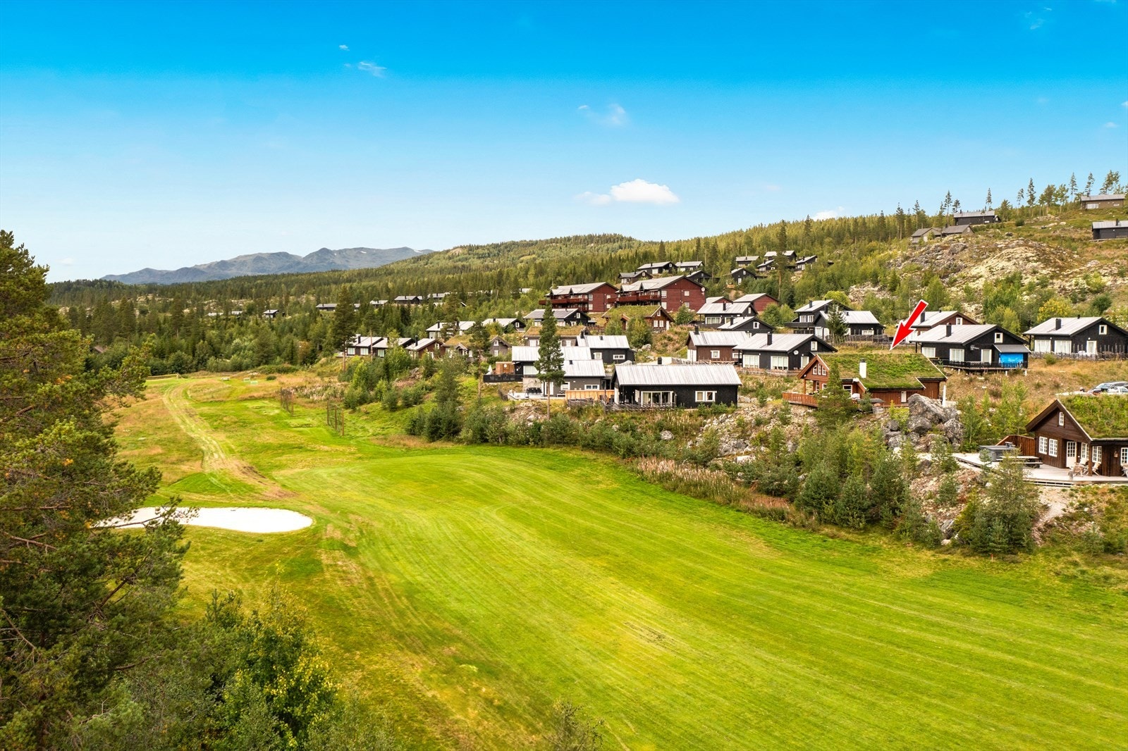 Eiendommens beliggenhet med golfbanens hull 7 som nabo! Galleribilde