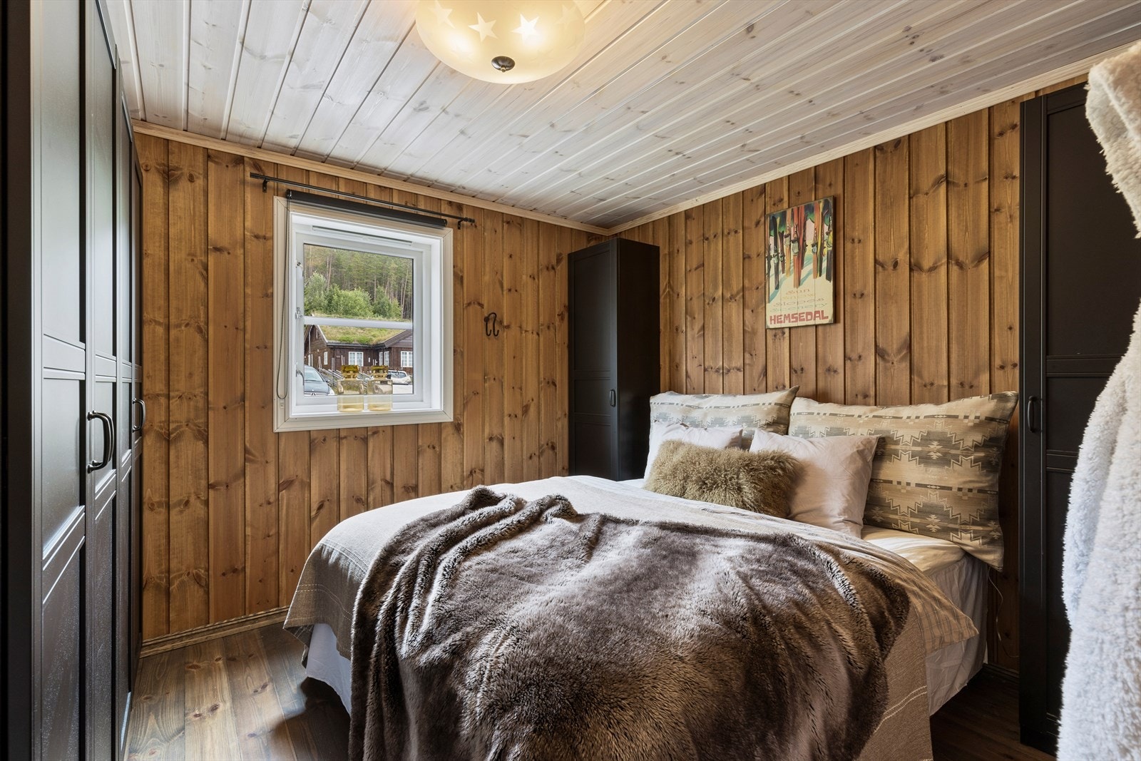 Hovedsoverom med skapplass. Galleribilde