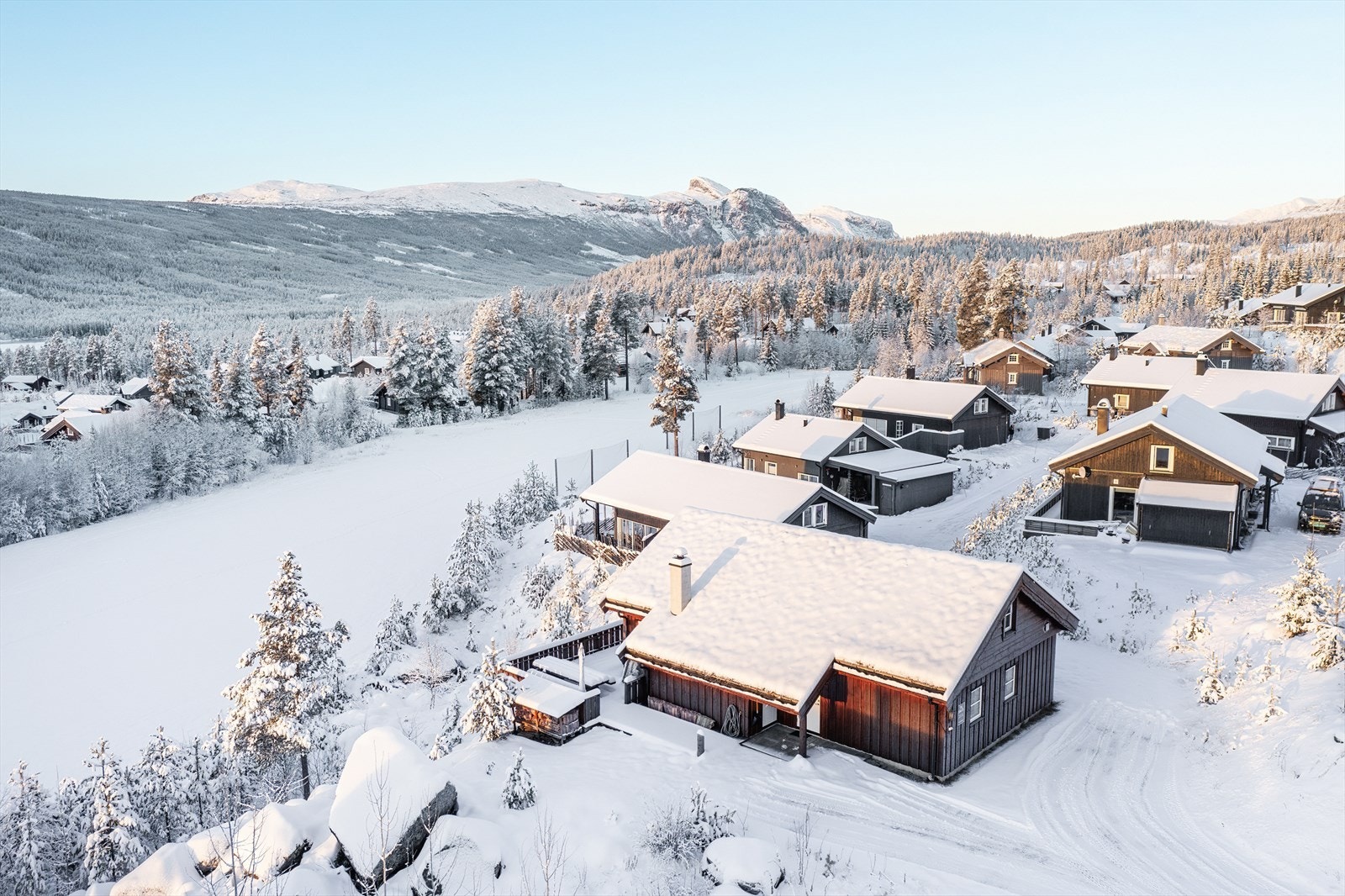 Hytta har en flott beligenhet i frontrekke til golfbane om sommeren og skispor om vinteren! Galleribilde