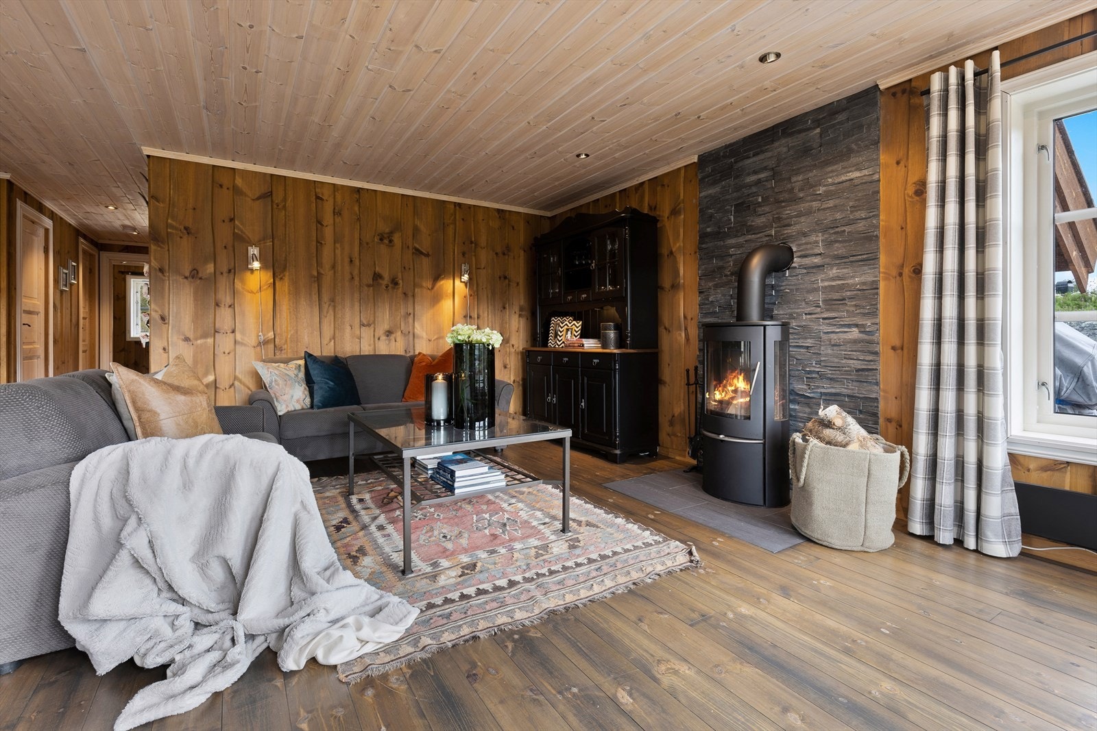 Det er lun og god fjellatmosfære i stua. Galleribilde