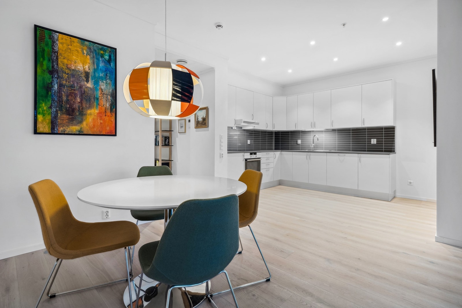 Interiøret i leiligheten preges av moderne standard med slette flater og funksjonelle løsninger. Galleribilde
