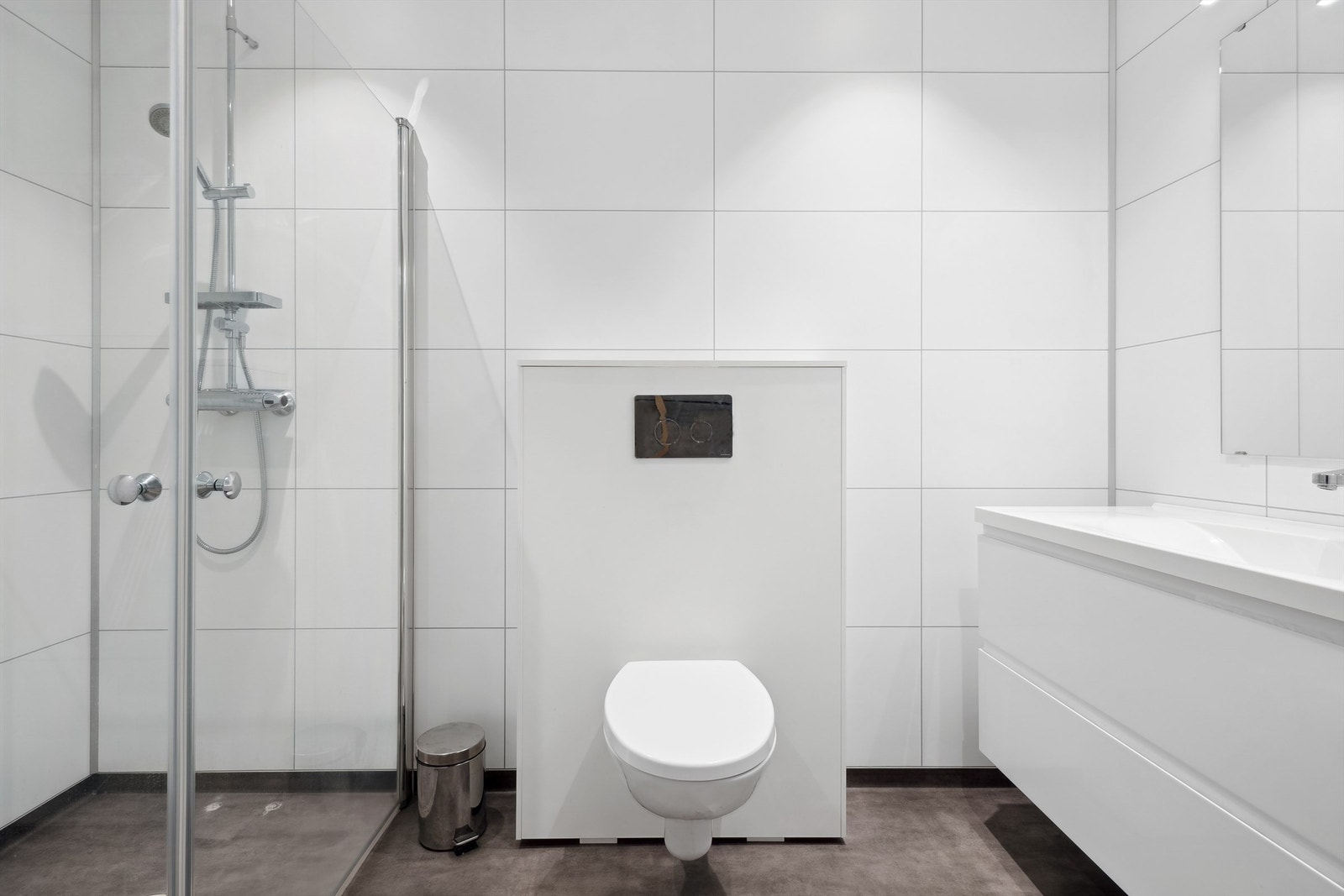 Badet har belegg på gulvet og våtromsplater på veggene. Galleribilde