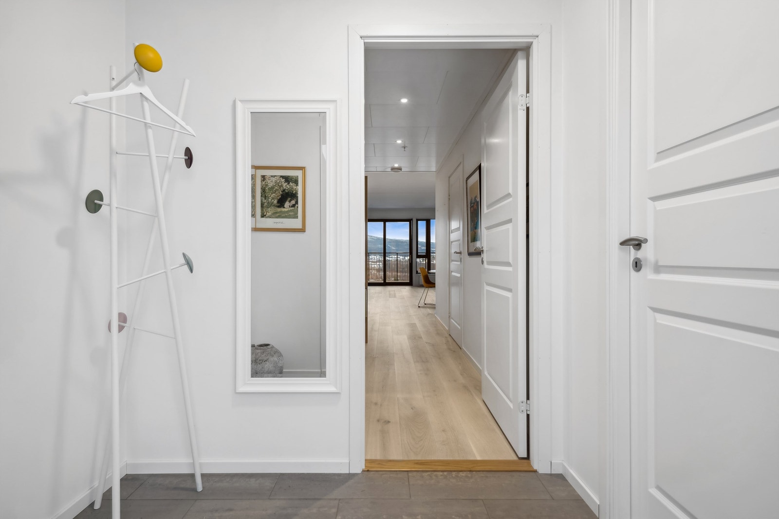 Praktisk løsning med lukket entrè hvor man også har tilgang til vaskerom. Galleribilde