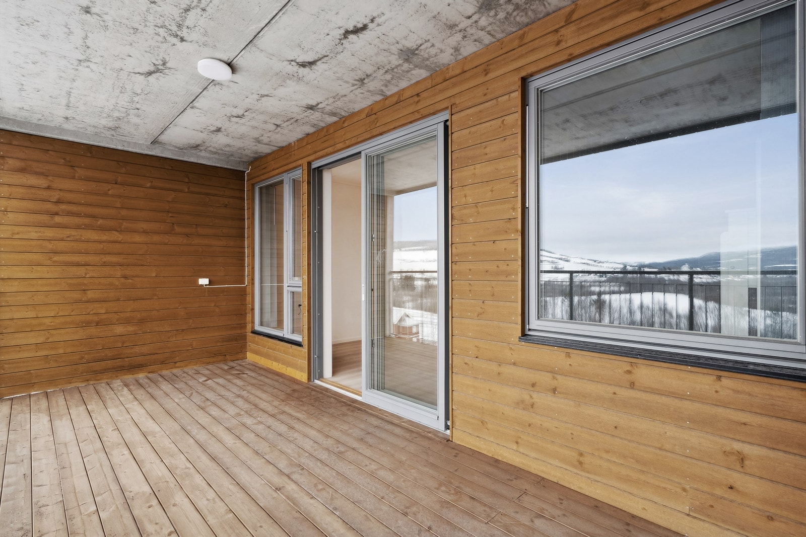 Balkongen er på hele 15 kvm og gir gode muligheter for møblering. Galleribilde