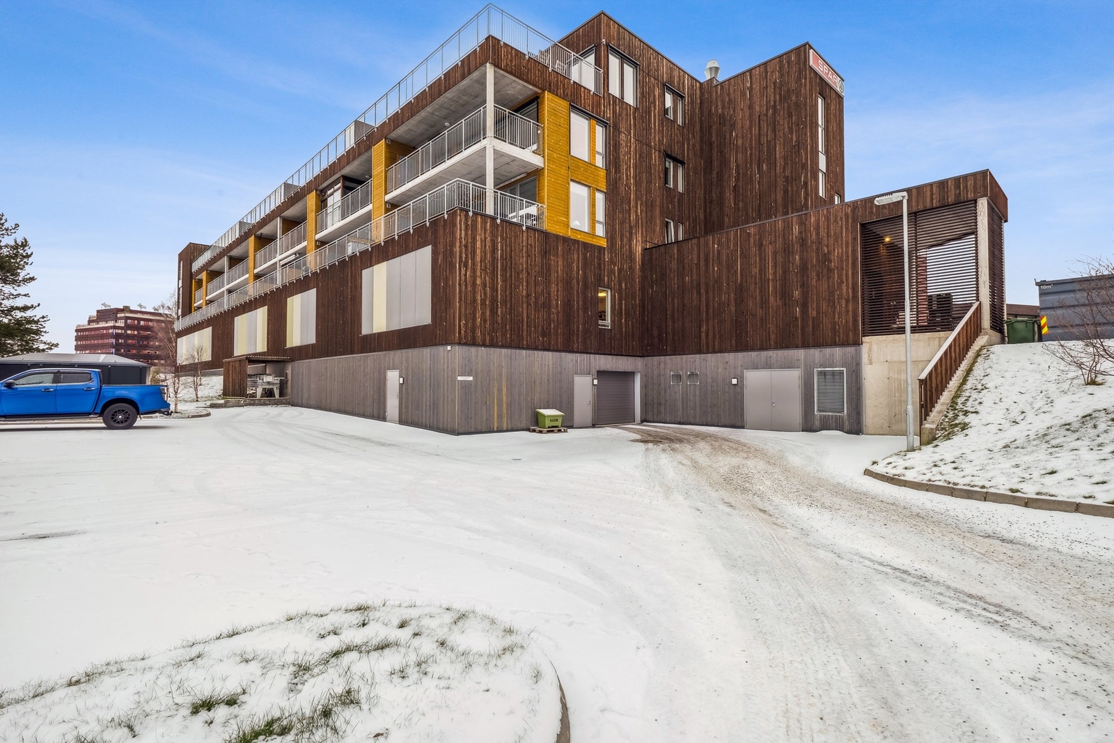 Bygget har felles parkeringskjeller med parkeringsplasser og boder. Galleribilde