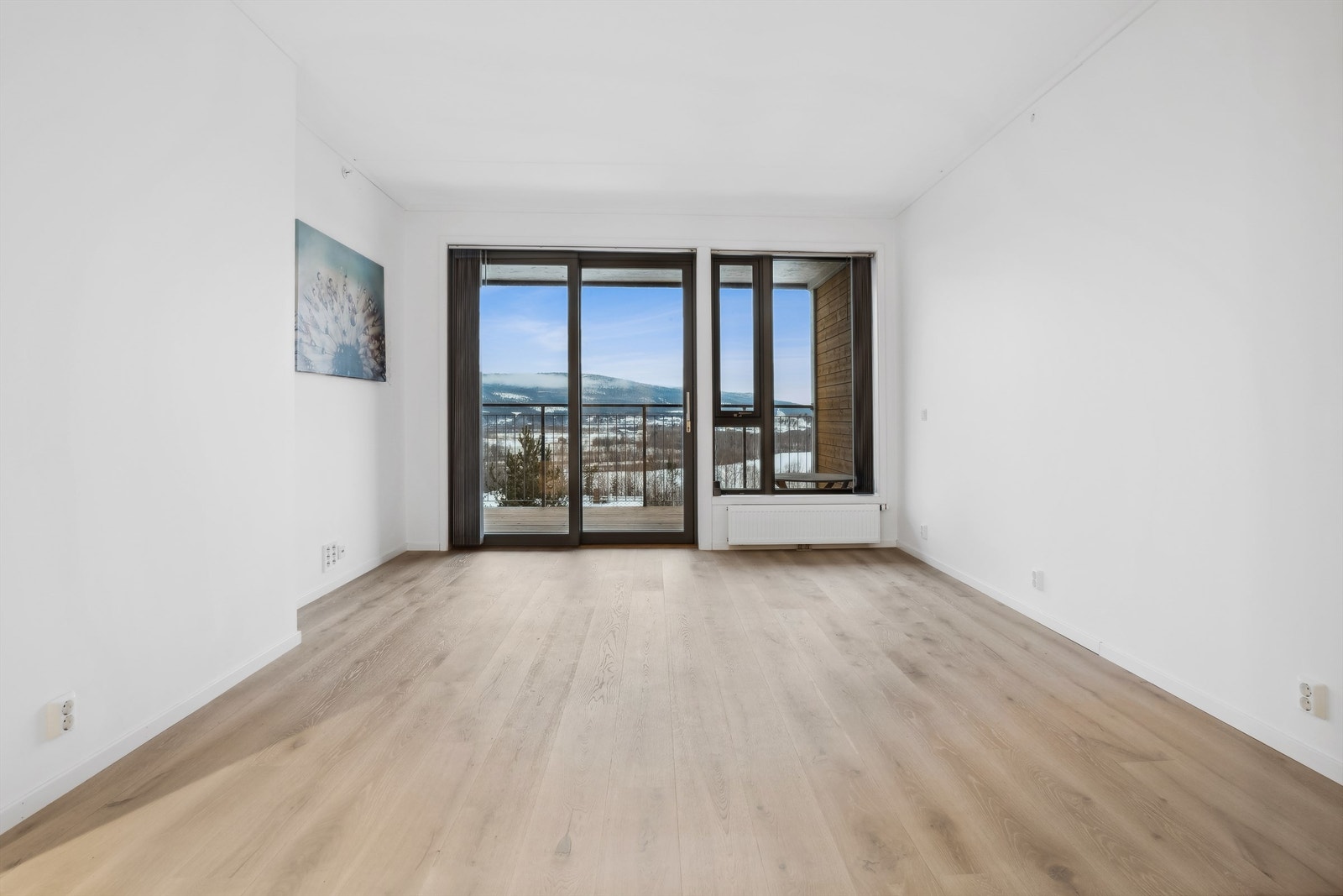 Oppvarming via radiatorer tilkoblet fjernvarmeanlegg. Galleribilde