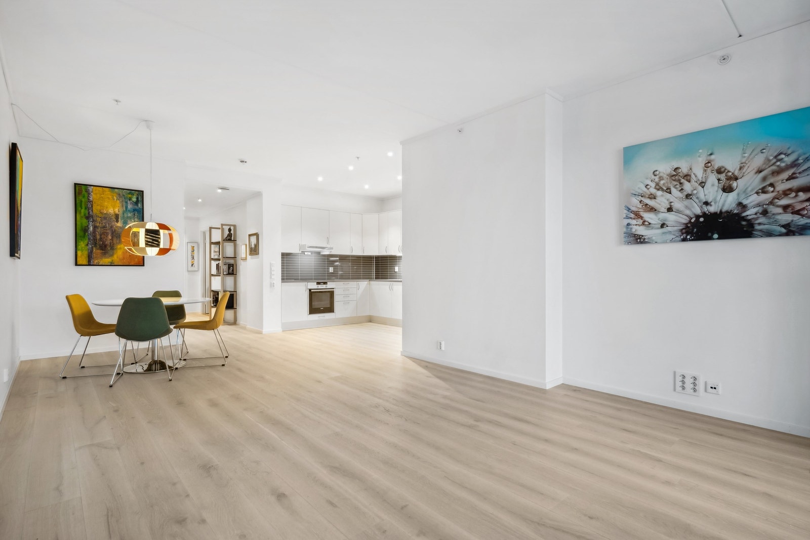Leiligheten har en god planløsning og består av entrè, gang, 2 soverom, bad, vaskerom og åpen stue- og kjøkkenløsning. Galleribilde