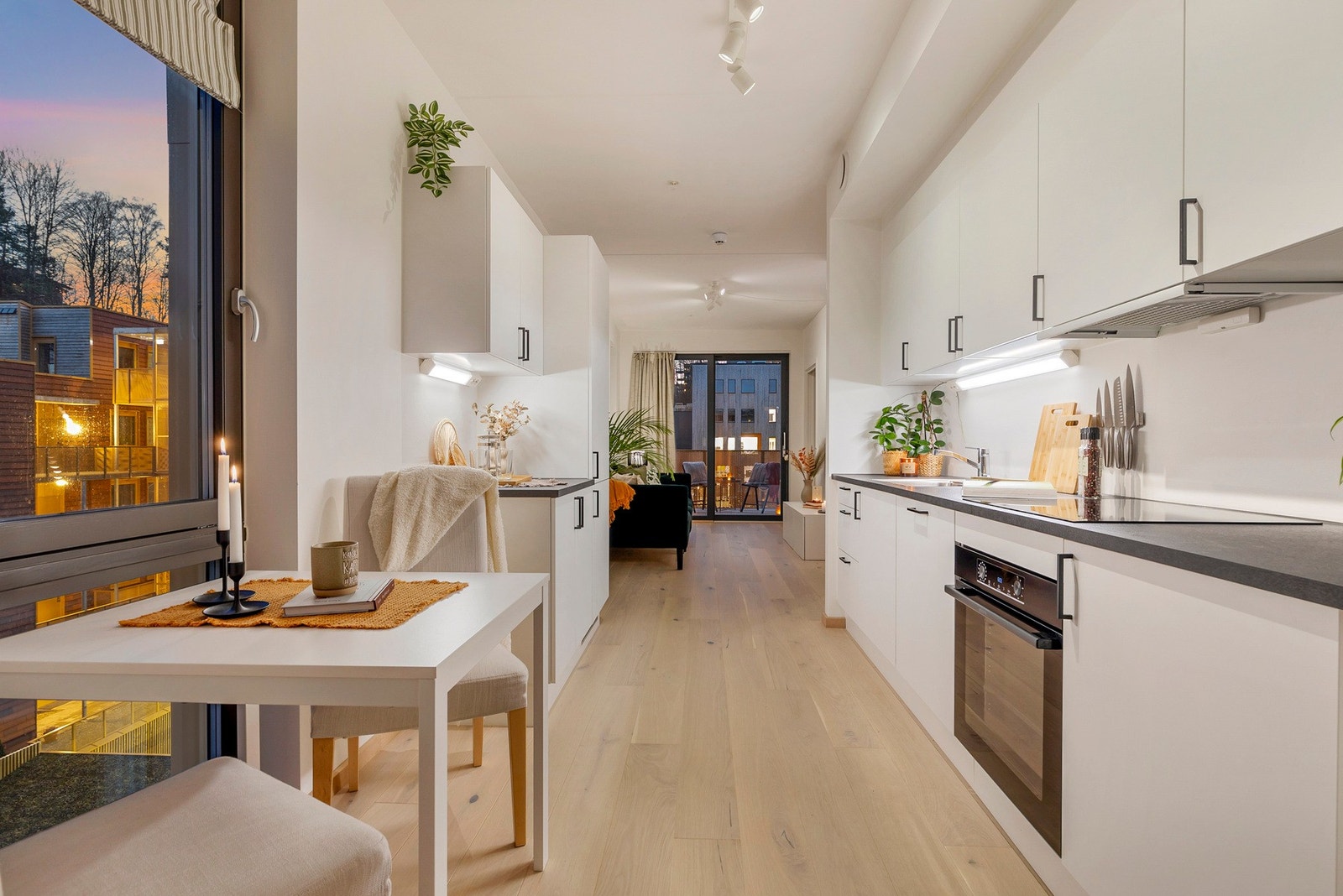 Høy standard med flott 1-stavs eikeparkett, vannbåren varme, balansert ventilasjon og nydelig balkong Galleribilde