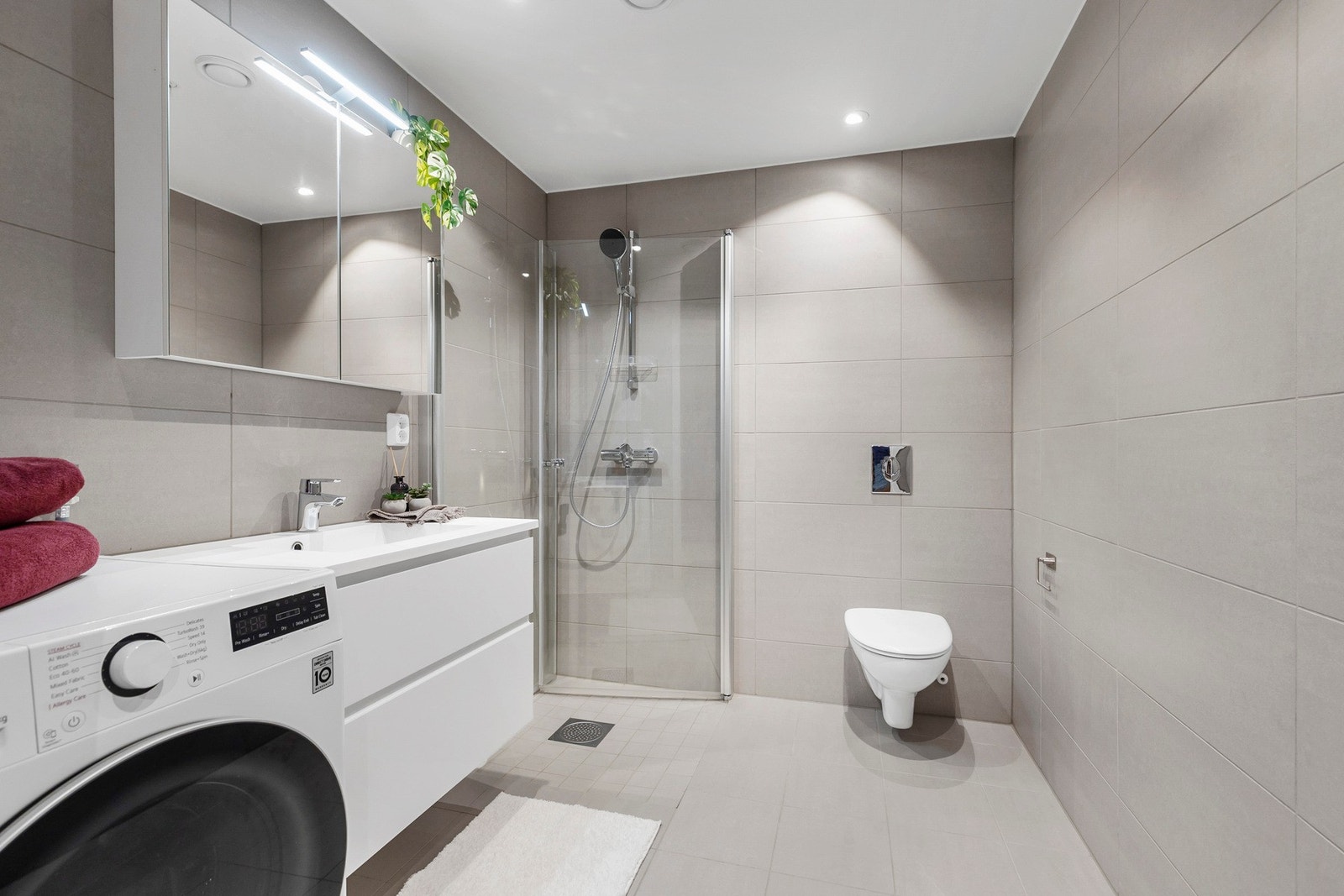 Lekkert baderom med tidsriktige farger. Galleribilde