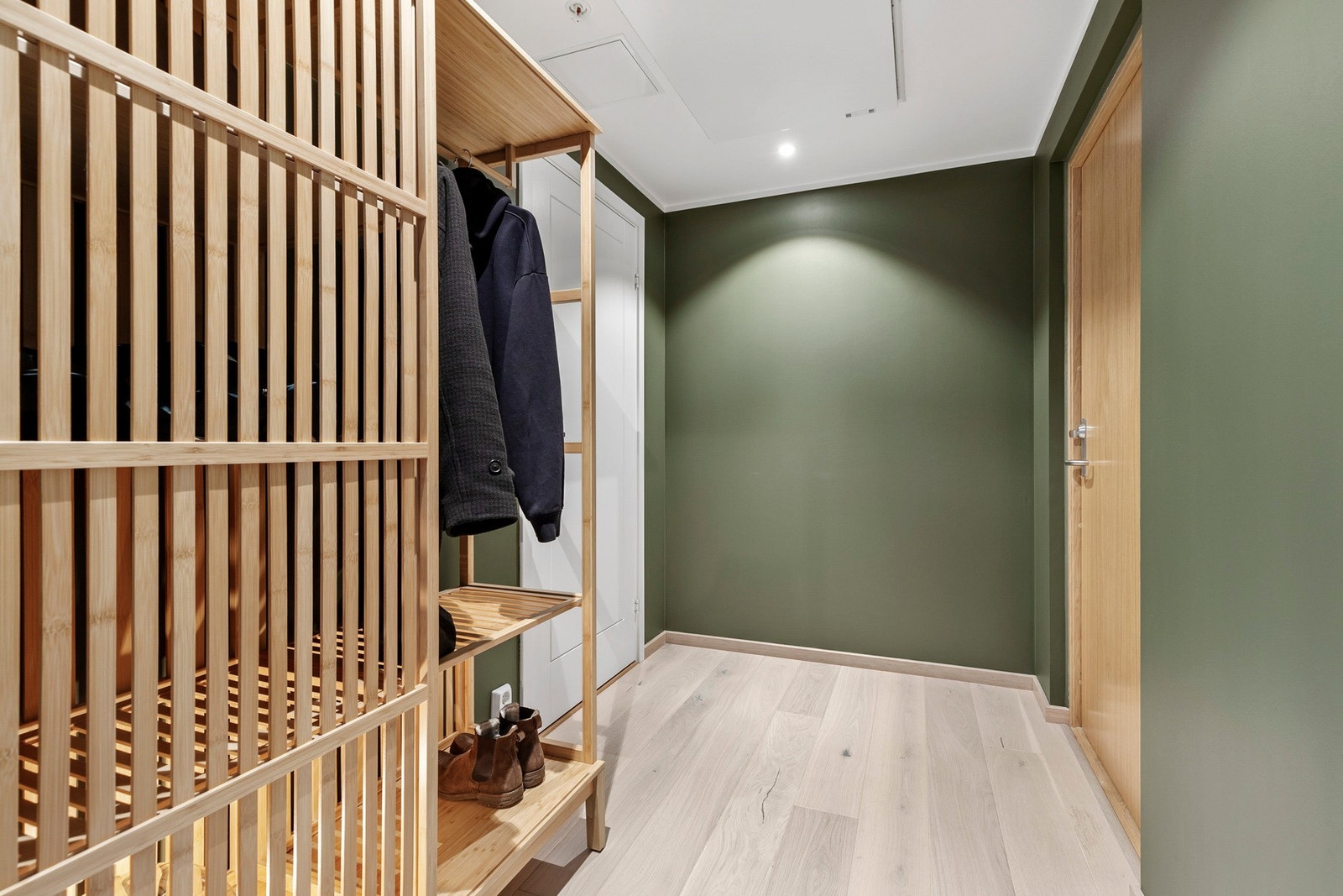 Innbydende entré med god plass til garderobeskap for oppbevaring av yttertøy og sko Galleribilde