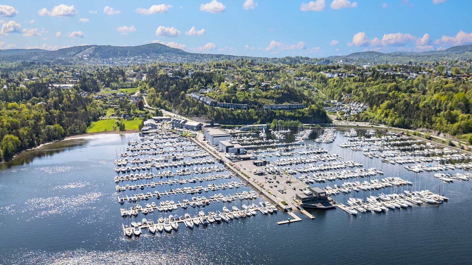 Fra eiendommen er det kort vei til sjøen og Asker marina. Her er det supre rekreasjon- og turmuligheter! Galleribilde