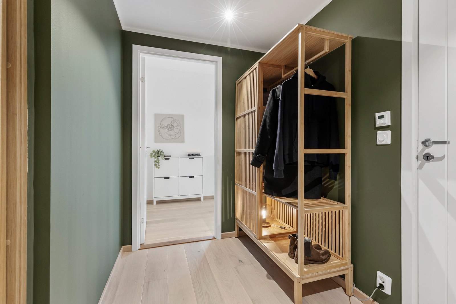 Det er vannbåren gulvvarme i alle rom utenom badet som har elektriske varmekabler Galleribilde