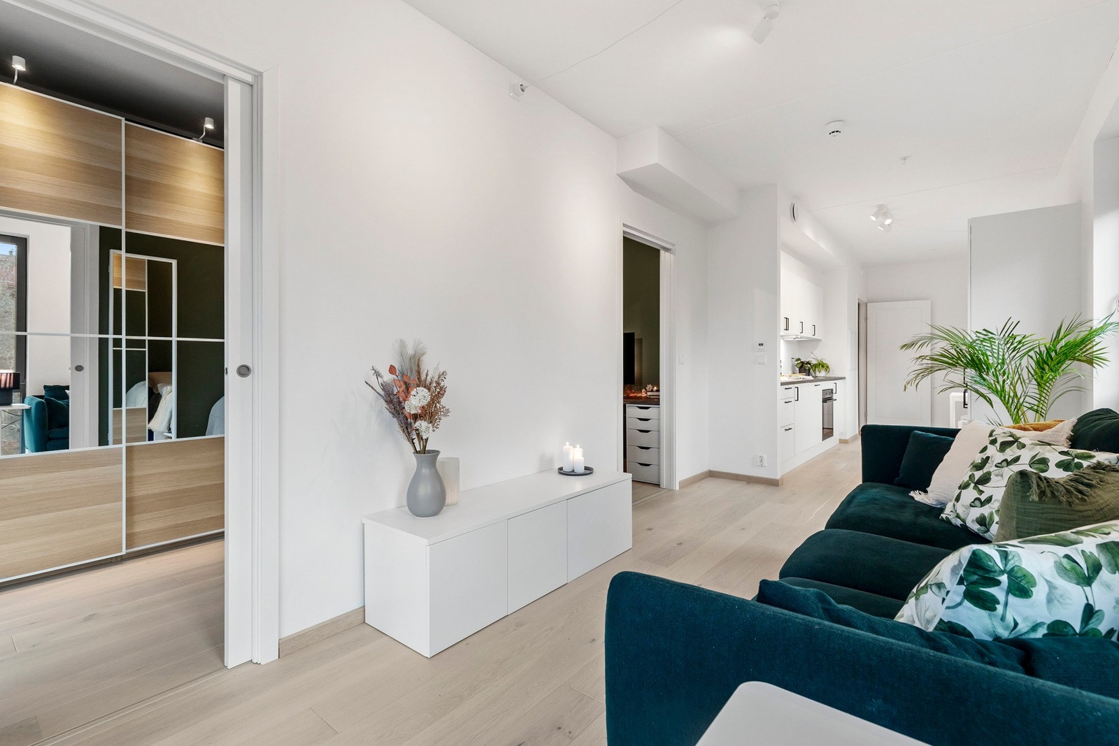 Den åpne løsningen mot stuen sørger for en sømløs overgang mellom matlaging og sosialt samvær Galleribilde