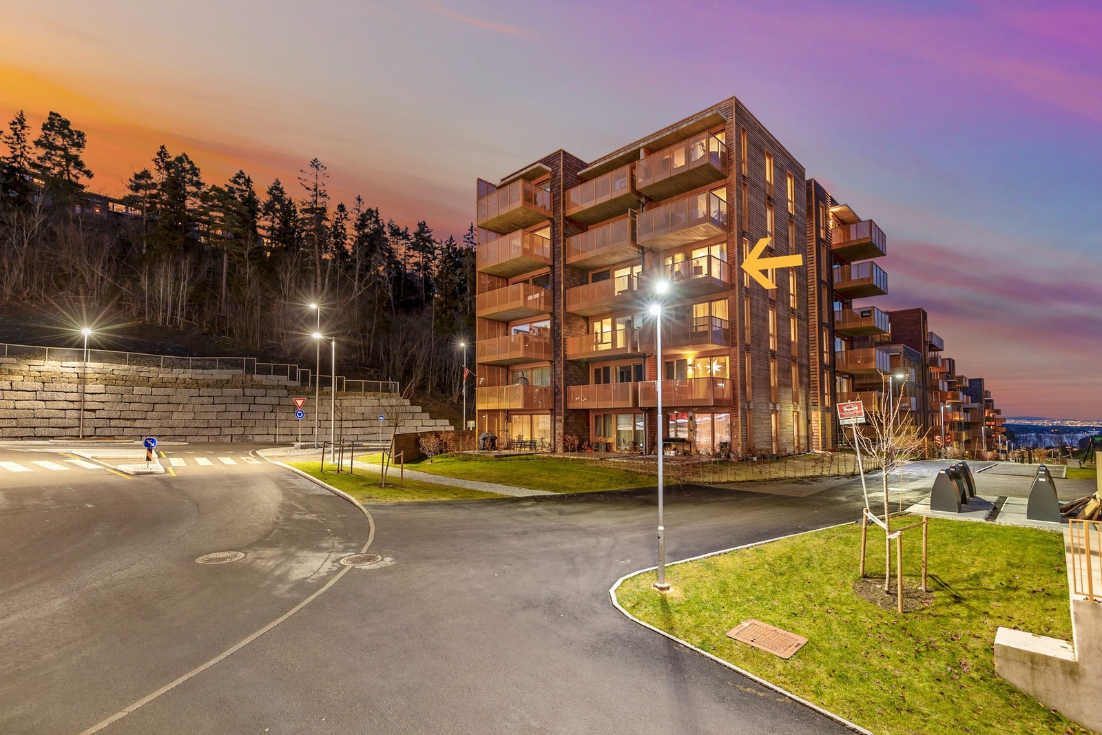 Hjørneleilighet med gode lys- og utsiktsforhold. For visning eller spørsmål kontakt megler Hossein på tlf. 995 27 446 Galleribilde