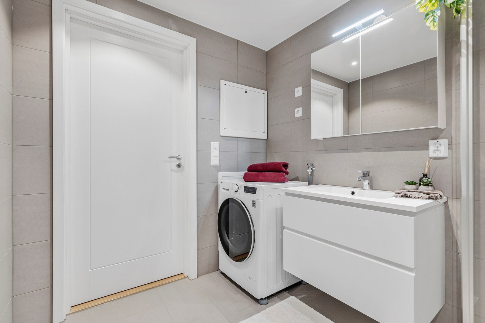 Videre er det opplegg for vaskemaskin, med mulighet for montering av tørketrommel over vaskemaskinen Galleribilde