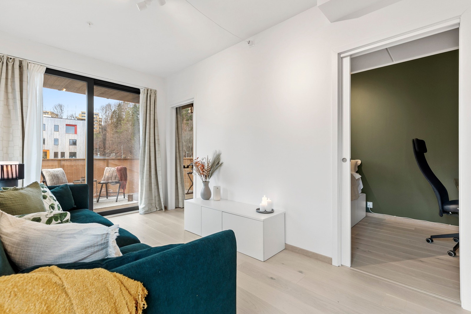 Leiligheten har et romslig soverom med inngang fra to sider med skyvedører Galleribilde