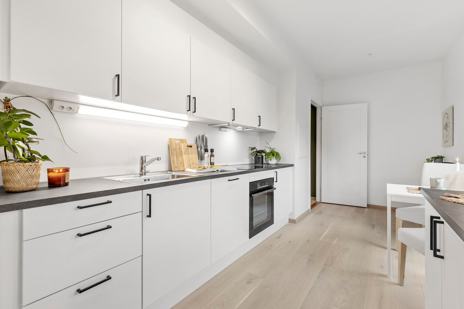 Leiligheten byr på en moderne og luftig planløsning med stue og kjøkken i åpen løsning Galleribilde