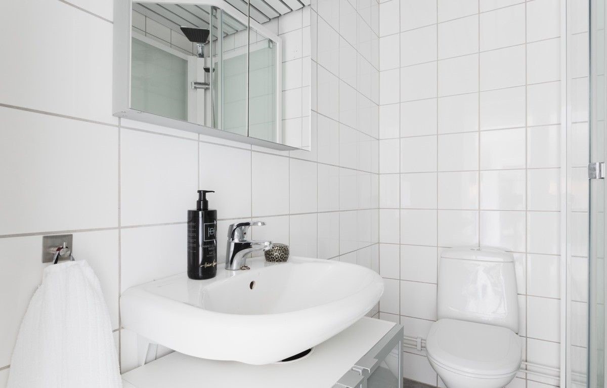 Oppbevaringsmuligheter over og under servant. Galleribilde