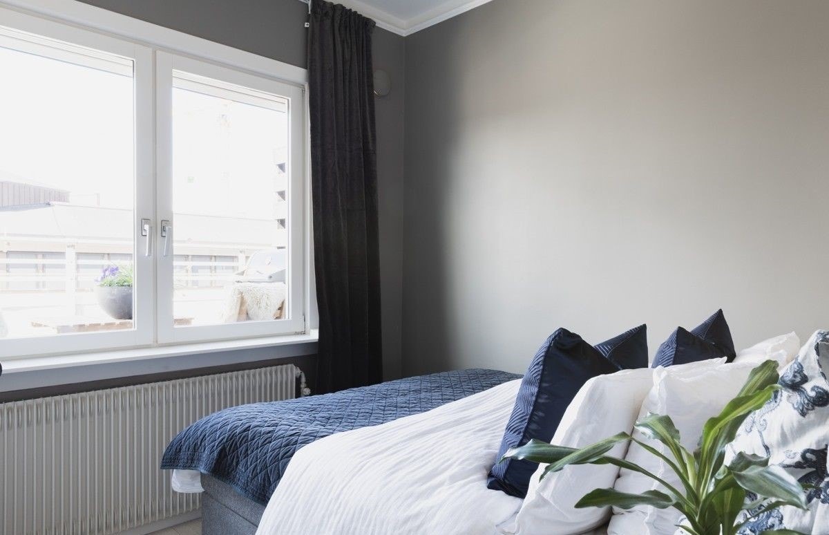 Soverommet har to store moderne vinduer mot vest. Galleribilde