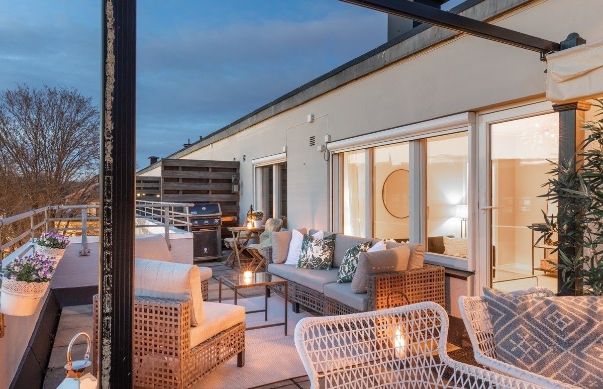 Innbydende vestvendt terrasse med pergola Galleribilde