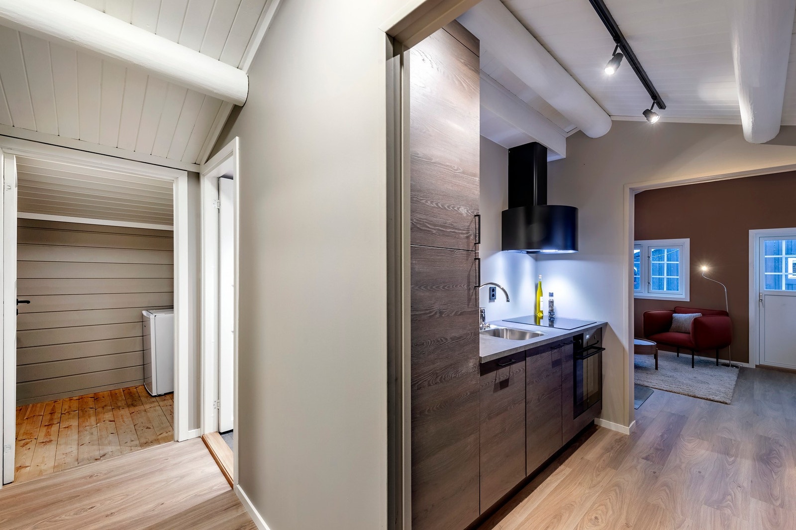 Hytta har en svært arealeffektiv og smart planløsning for maksimal utnyttelse av arealet. Galleribilde