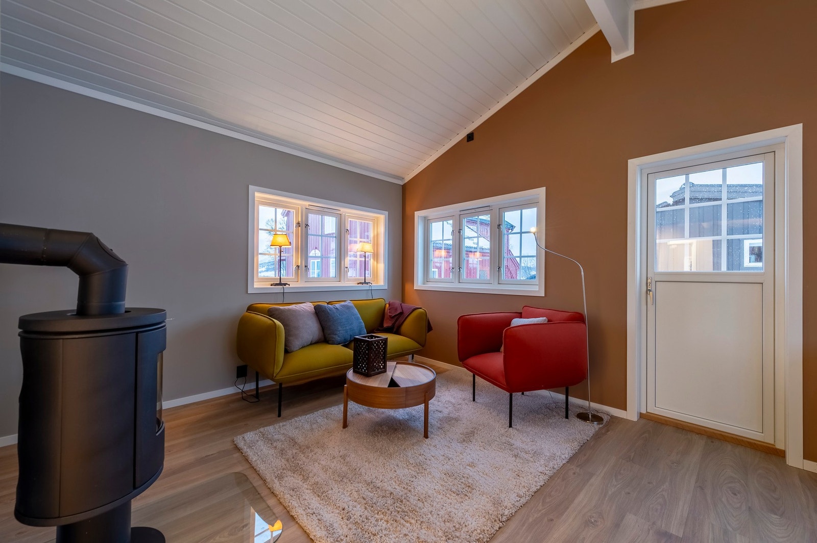 Lys og trivelig stue med vedfyring. Galleribilde