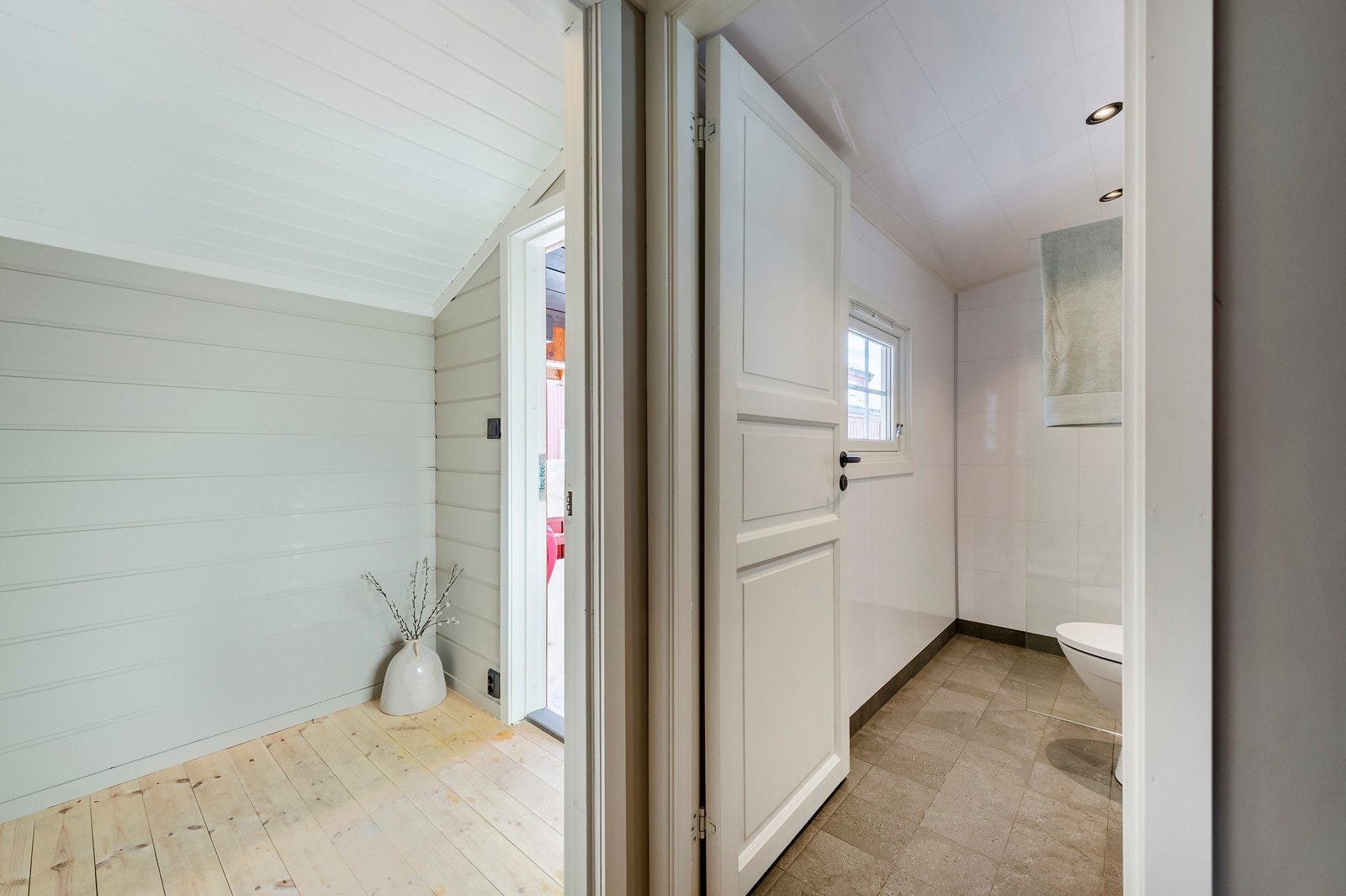 Yttergang/entré og inngang til bad. Galleribilde