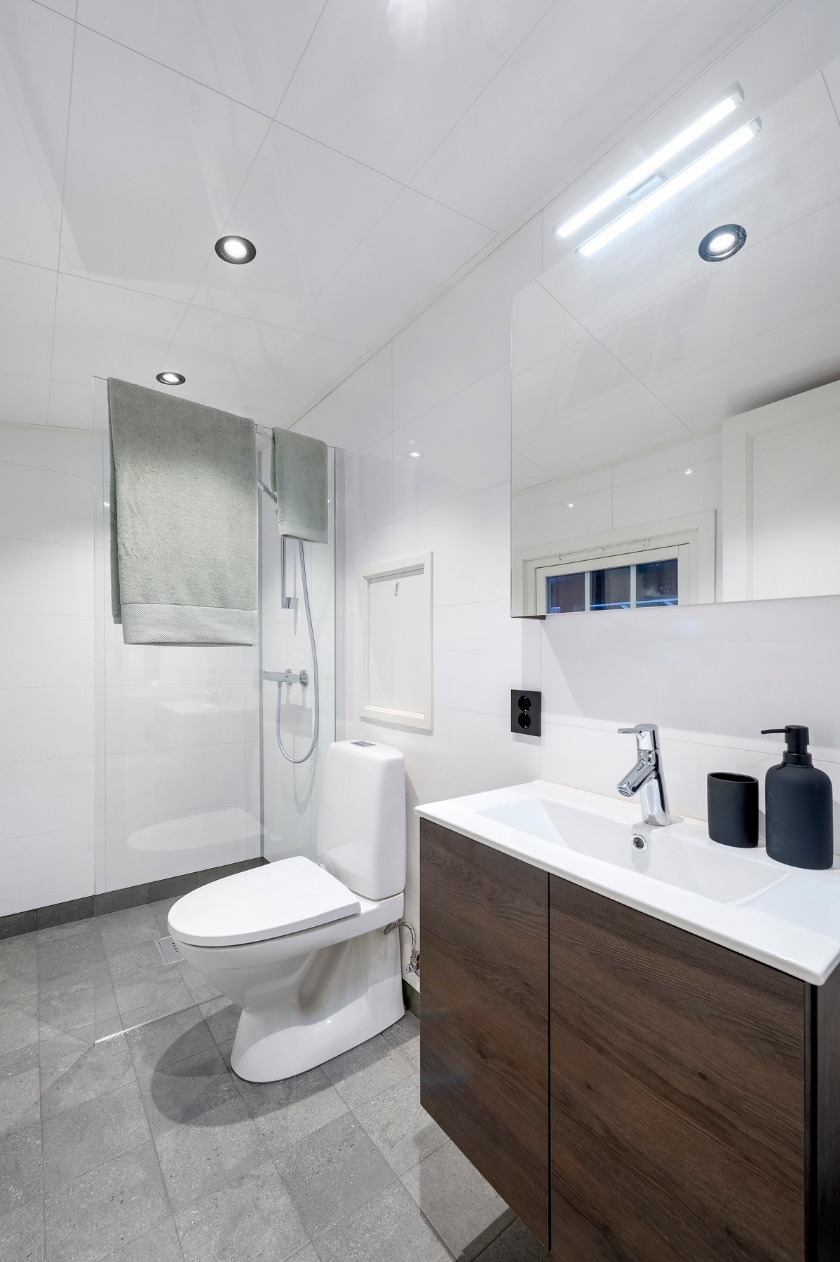 Dusjhjørne med glassvegger. Galleribilde