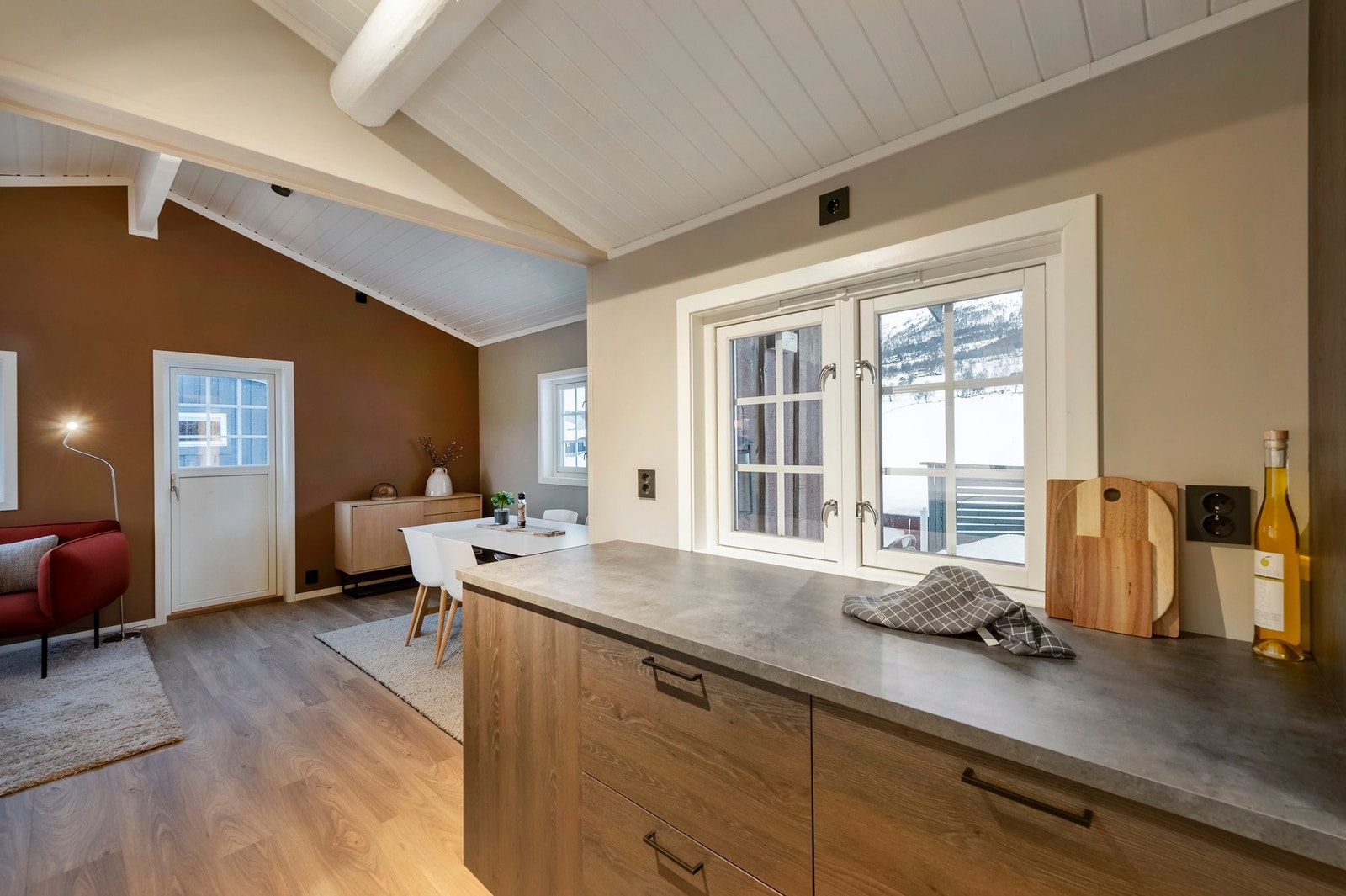 Åpen kjøkken-/stueløsning med gjennomtenkt utnyttelse av arealet. Galleribilde