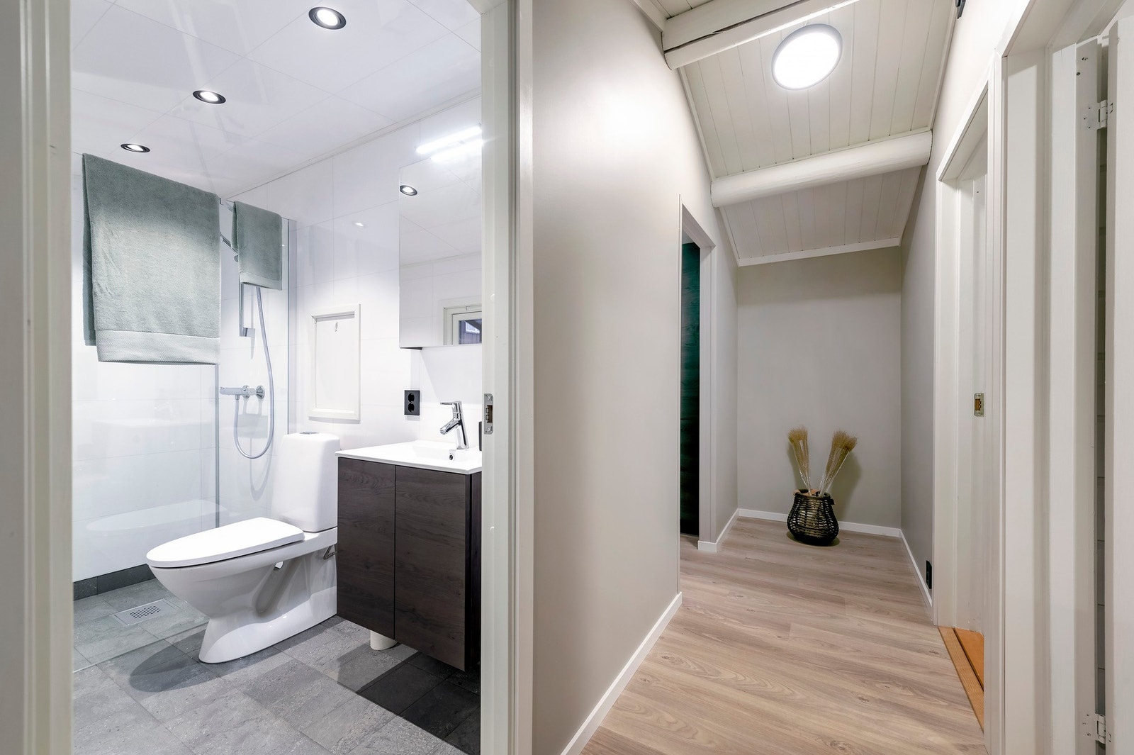 Nyoppusset og pent bad, flislagt og med varmekabler i gulv. Galleribilde