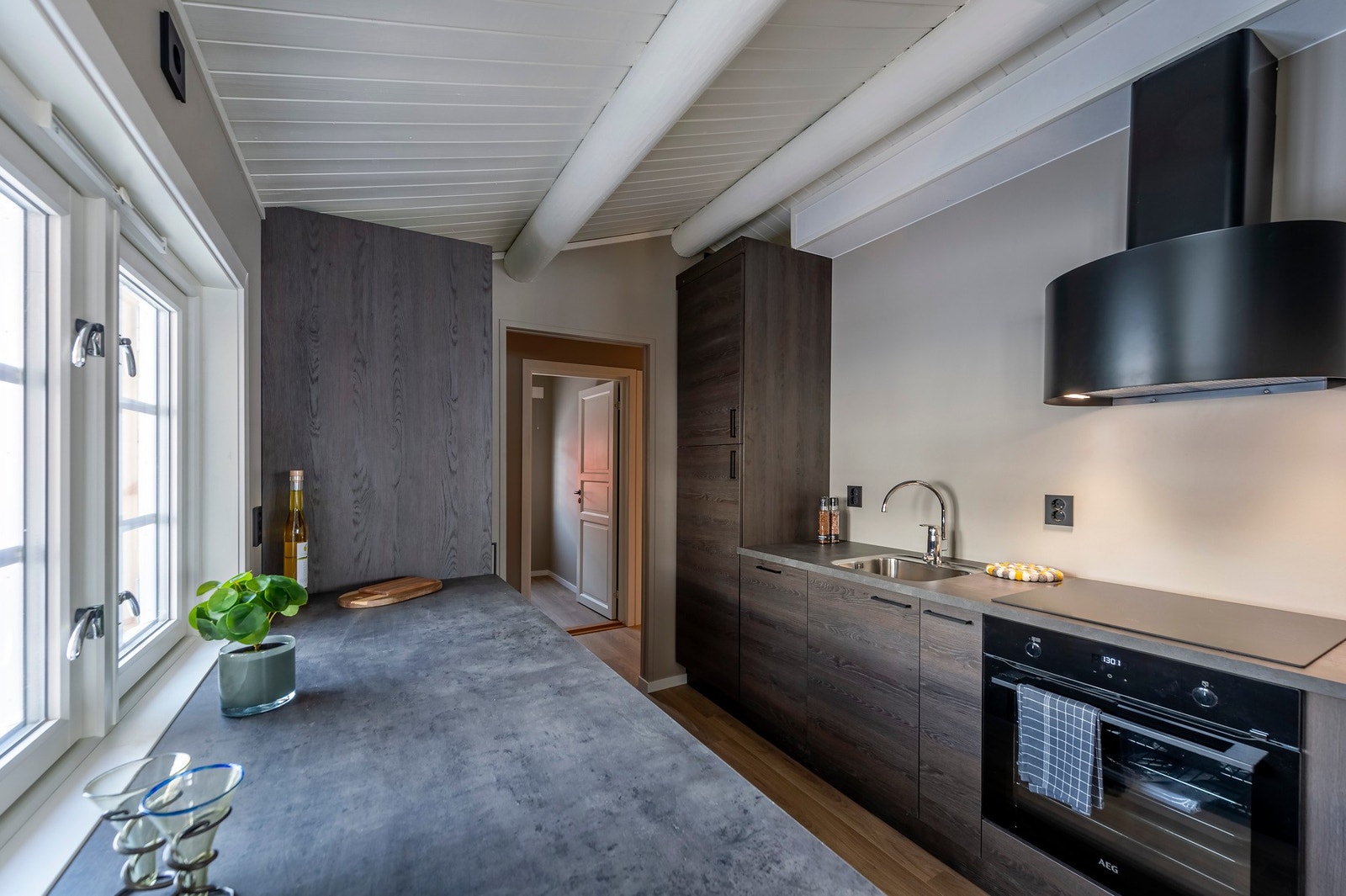 Praktisk kjøkken med god benk- og skapplass. Galleribilde