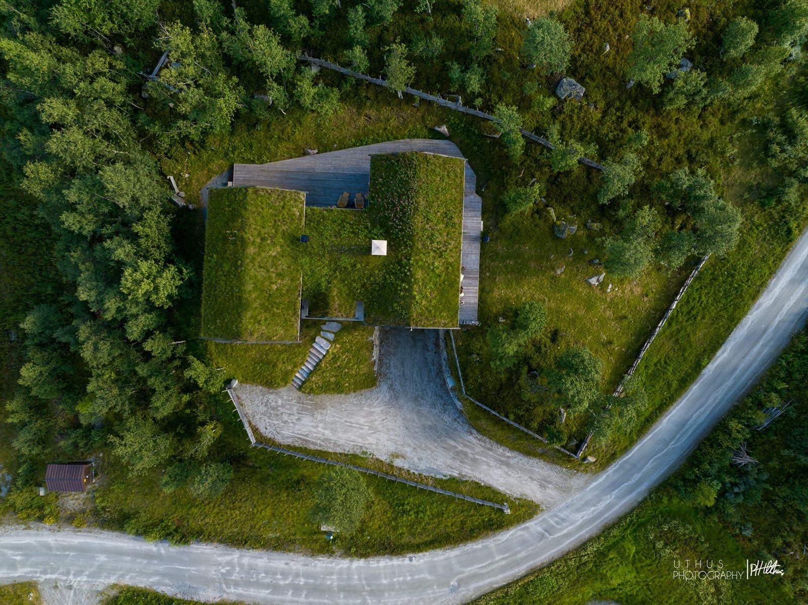 Hytta ligger usjenert til Galleribilde
