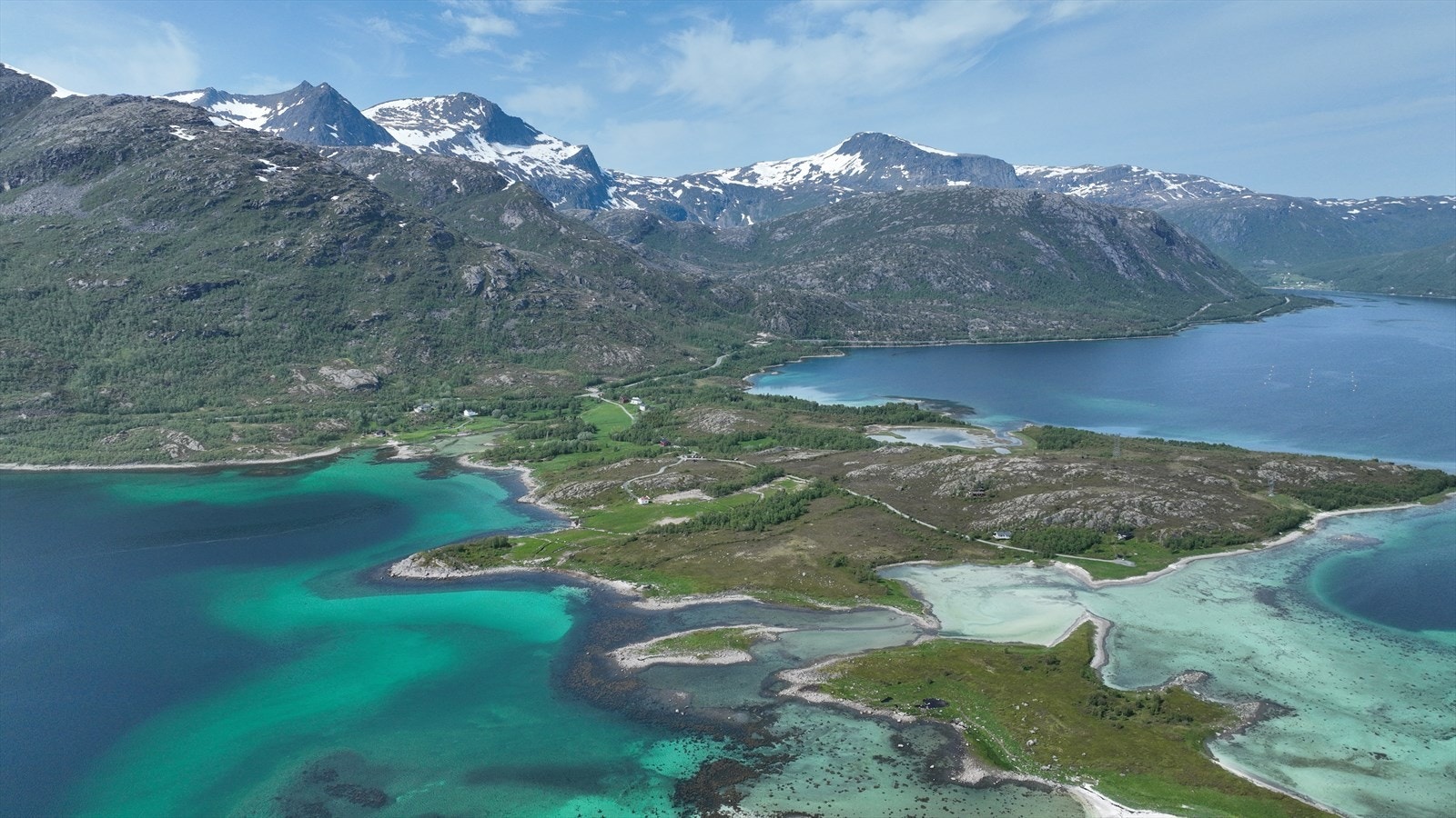 Oversiktsbilde - Fiskøya i front, utmarksområdet i bakgrunnen Galleribilde