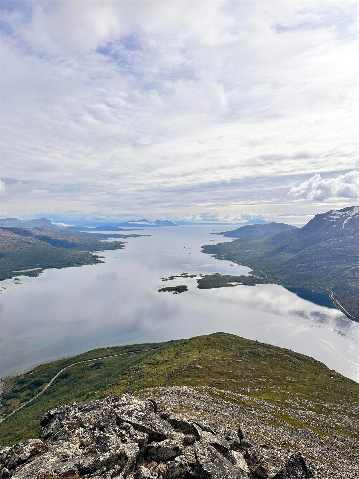 Selgers bilde tatt fra fjellområdet ovenfor Fiskøya Galleribilde