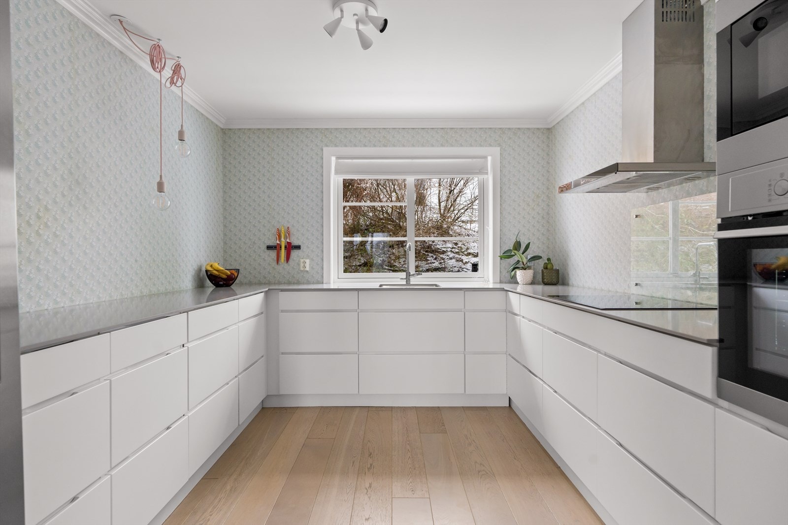 Innredningen er fra Kvik, og var ny i 2014. Skap og skuffer har glatte, folierte fronter, og det er montert en lys benkeplate med underlimt kum i rustfritt stål. Galleribilde