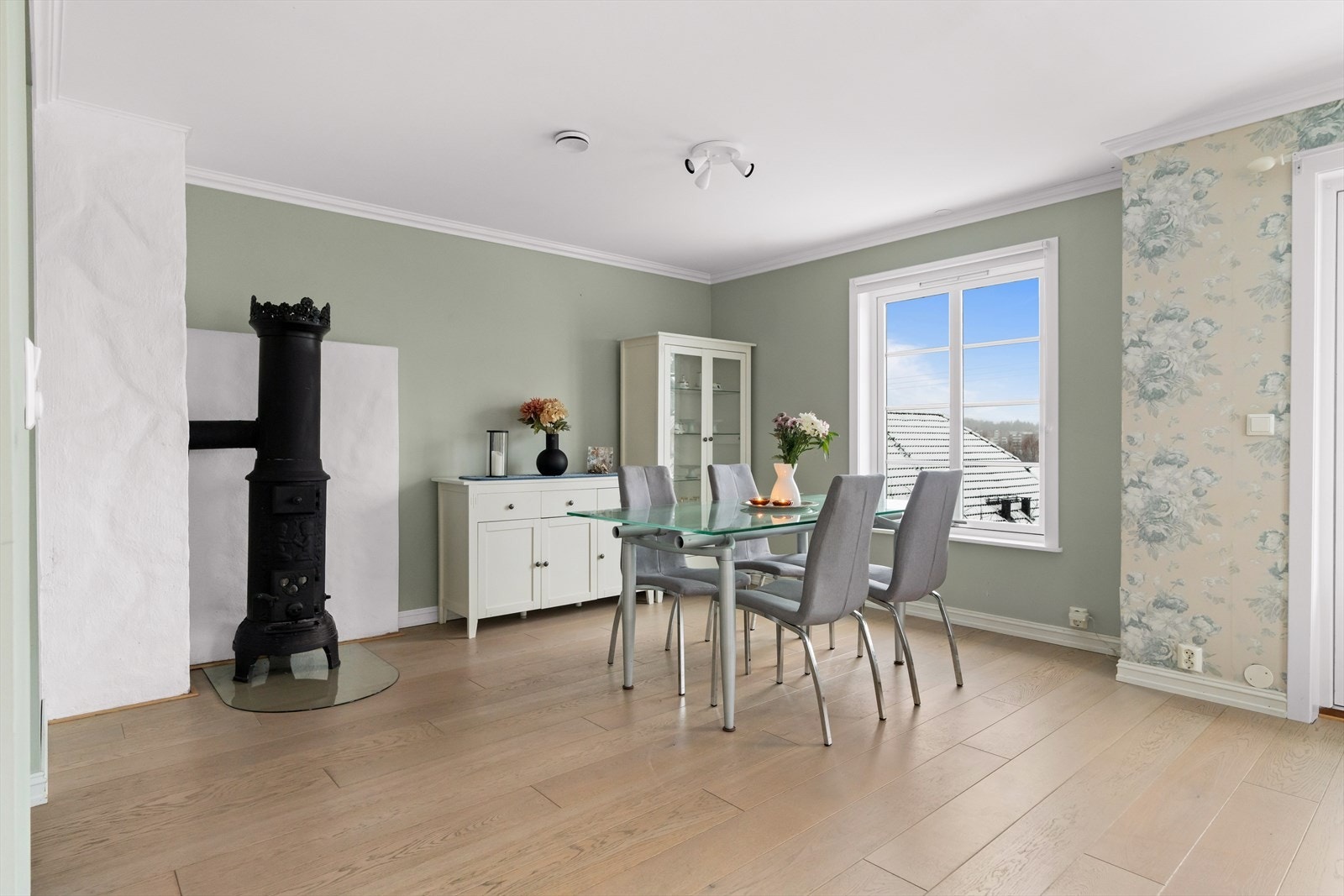 I det ene hjørnet er det tilkoblet en vedovn, og på motsatt side av rommet er det montert en varmepumpe - disse sikrer ekstra varme i vinterhalvåret. Galleribilde