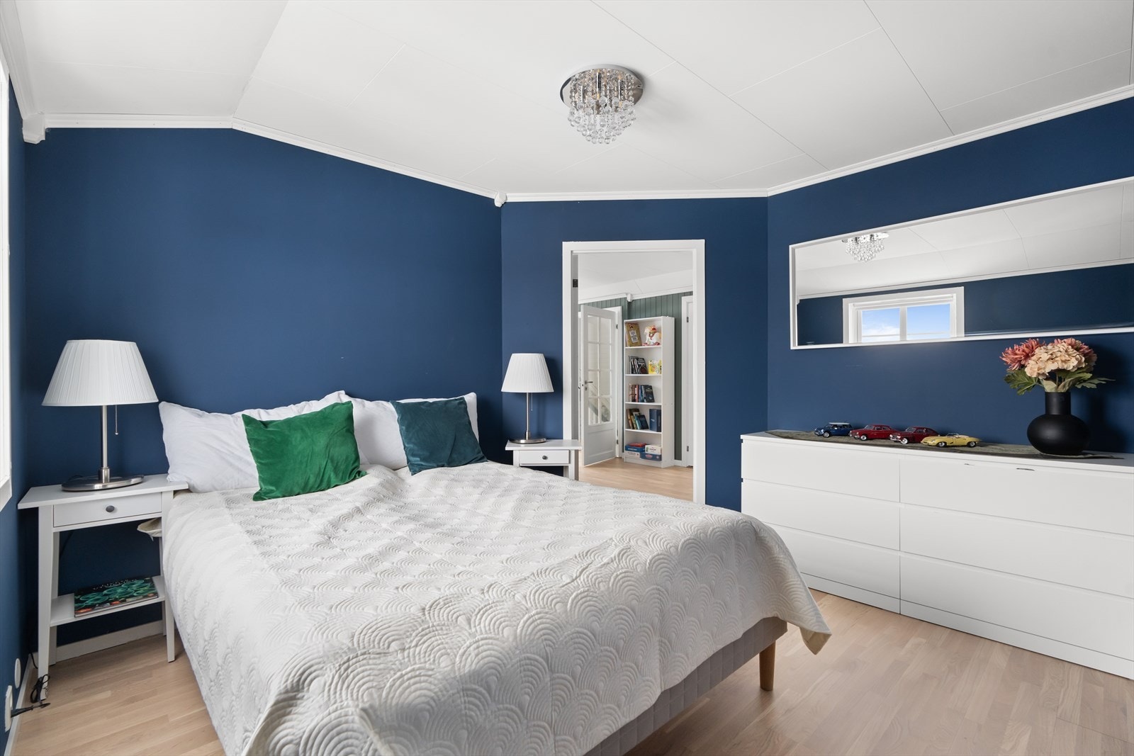 Rommet har plass til seng, nattbord, garderobeløsning og evt. skrivebord. Galleribilde