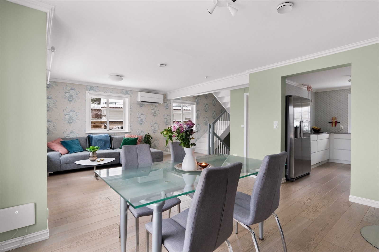 Spisegruppen får sin naturlige plass i tilknytning til kjøkkenet. Galleribilde