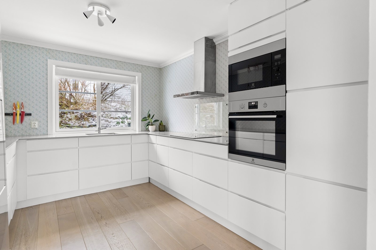 Kjøkkenet er separat, og byr på mye benk- og skapplass! Galleribilde