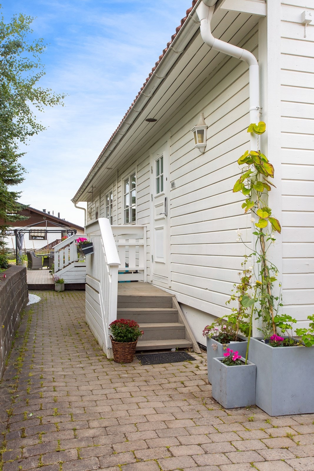 Boligen har et meget innbydende inngangsparti, med adkomst via utvendig trapp. Galleribilde