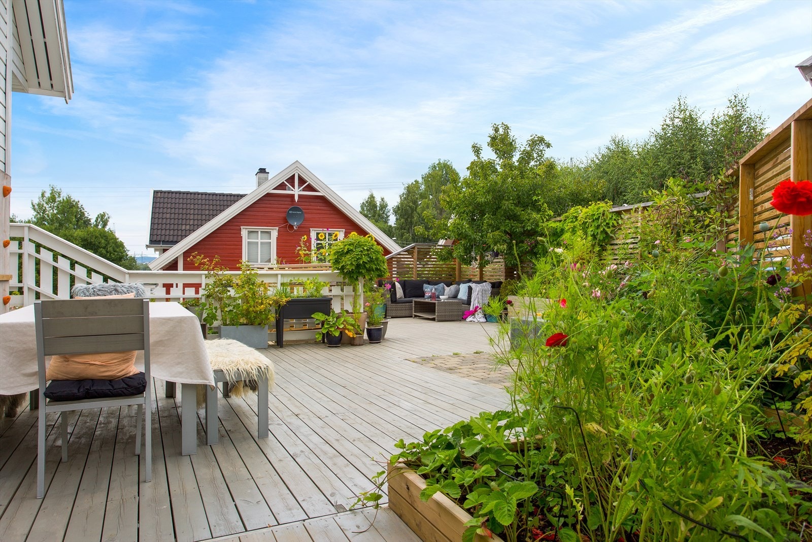 Videre er det plass til plantekasser og beplanting. Bildet er hentet fra tidligere salgsoppgave. Galleribilde