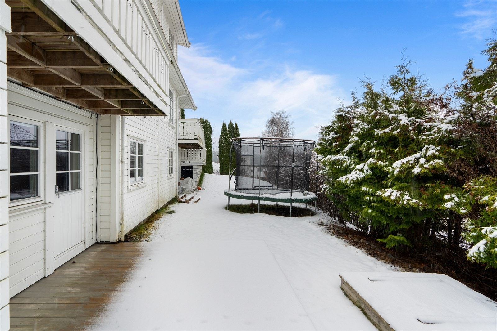 Fra det ene soverommet er det utgang til en hyggelig markterrasse på 12 m². Galleribilde