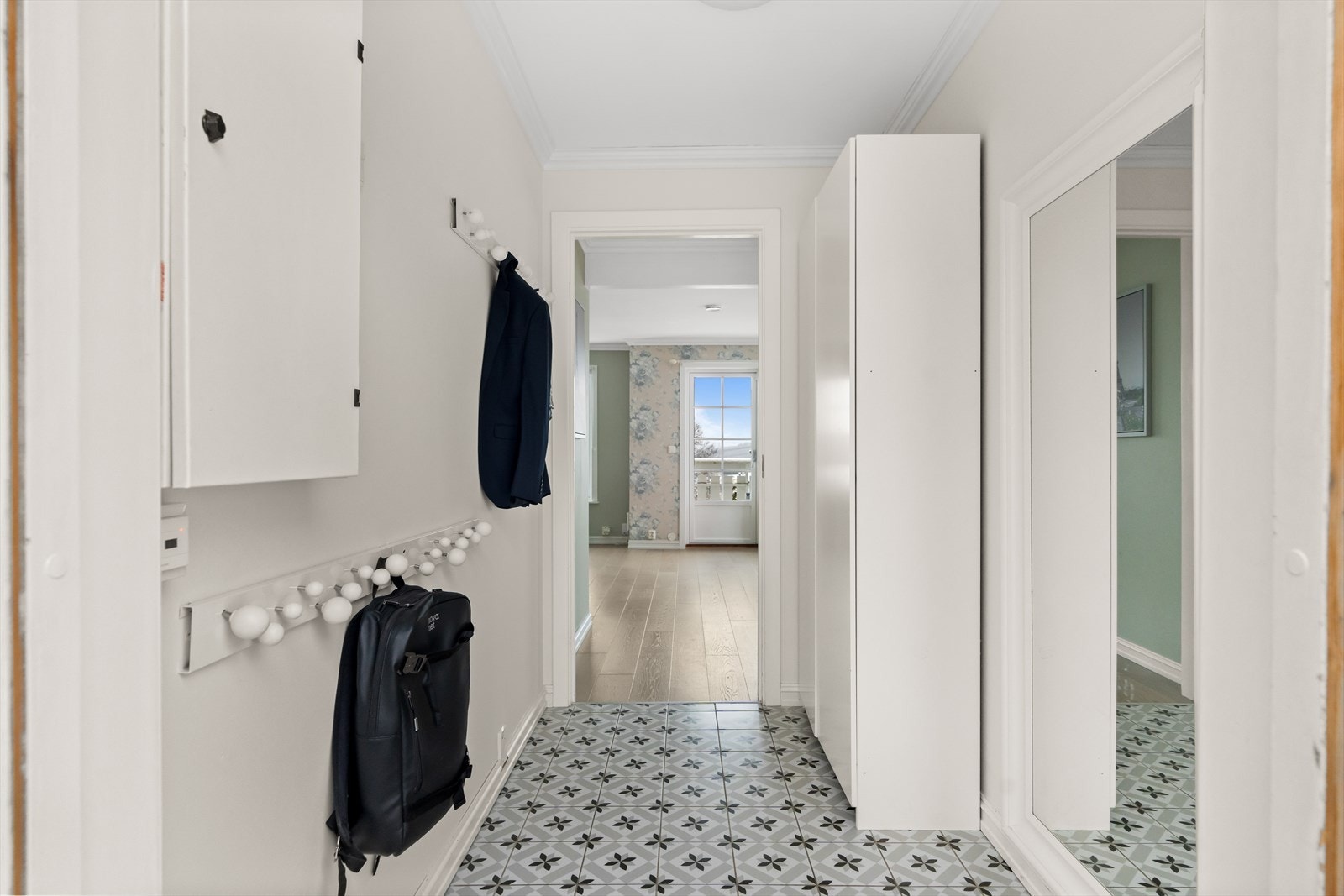 Vel inne i entréen er det god plass til å henge fra seg yttertøy og sette fra seg sko. Det er satt inn et praktisk garderobeskap. Galleribilde