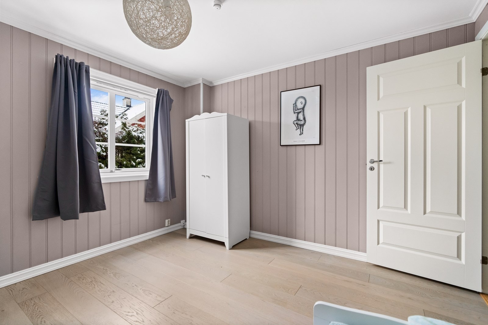 Rommet har plass til seng, nattbord, garderobeløsning og evt. skrivebord. Galleribilde