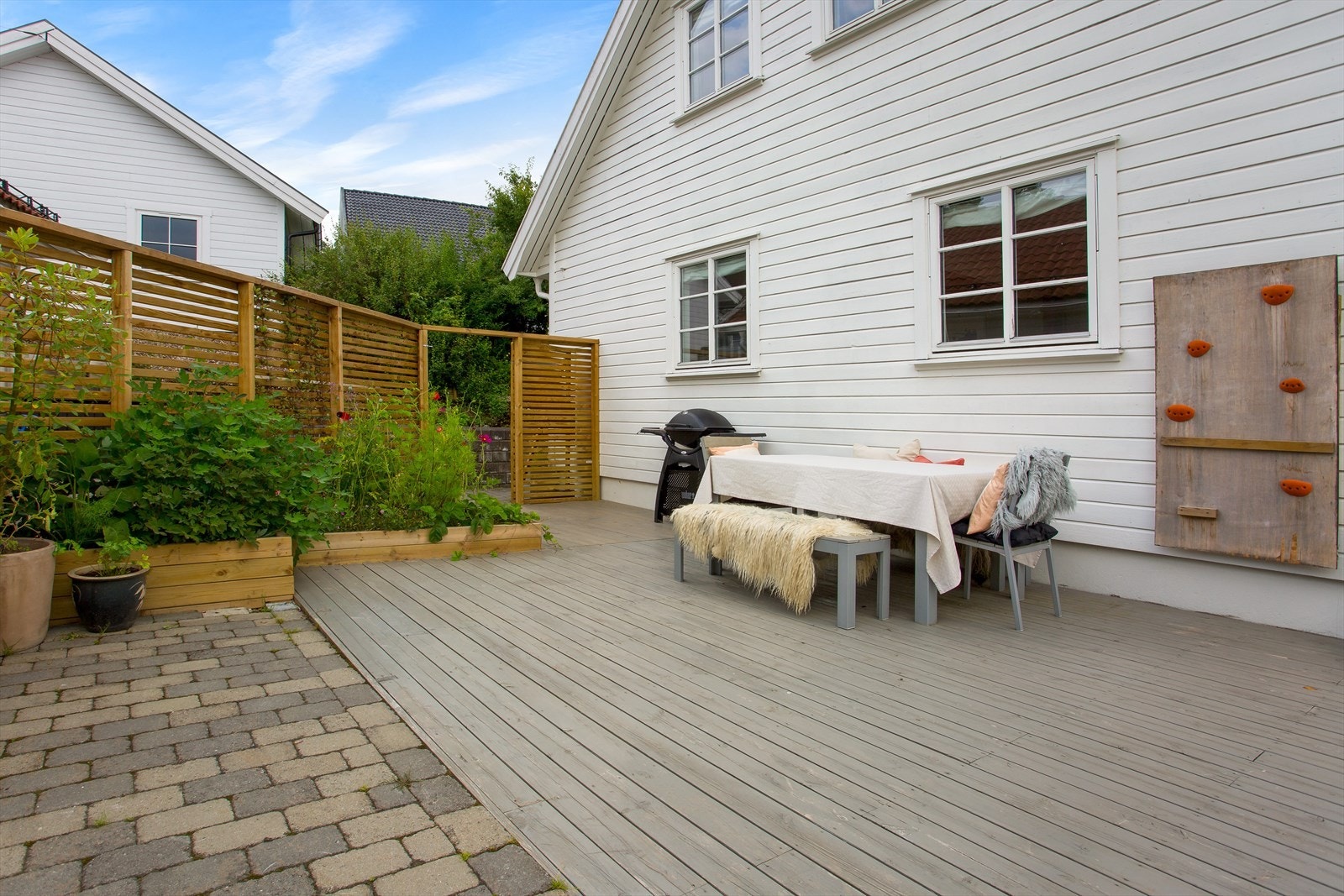 Uteplassen er godt skjermet med levegger og gjerde. Bildet er hentet fra tidligere salgsoppgave. Galleribilde