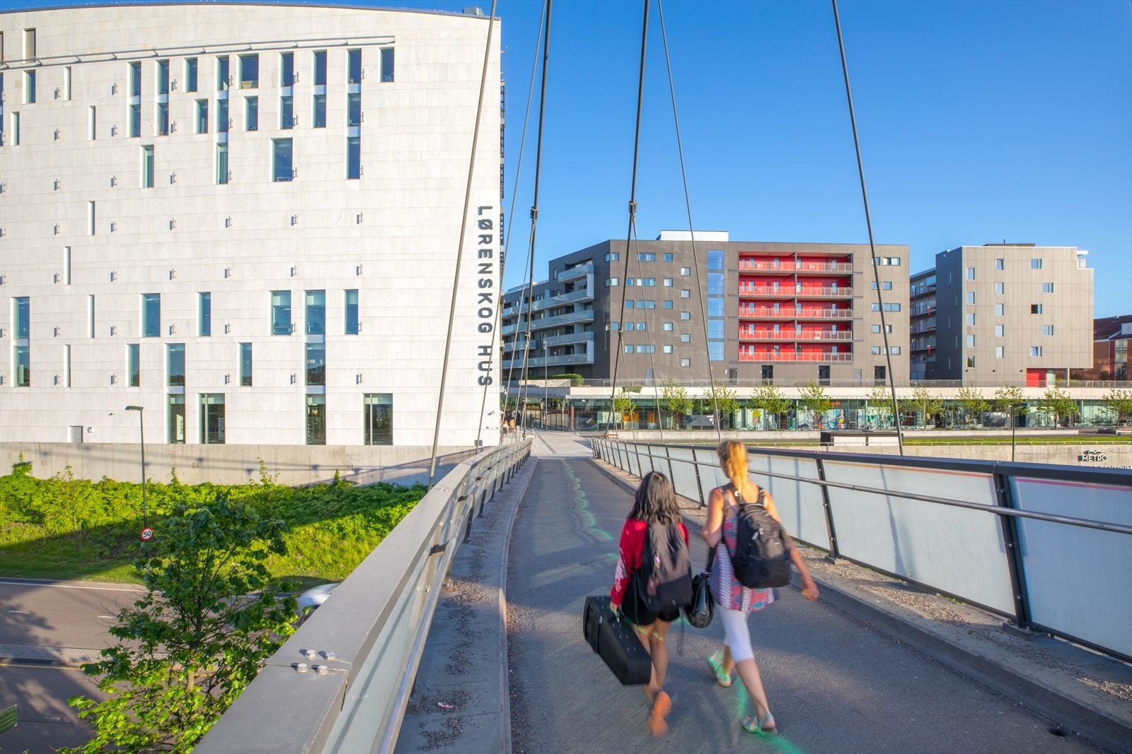 Lørenskog Hus med bibliotek, kino, Sats og Metro senter med en rekke butikker. Galleribilde