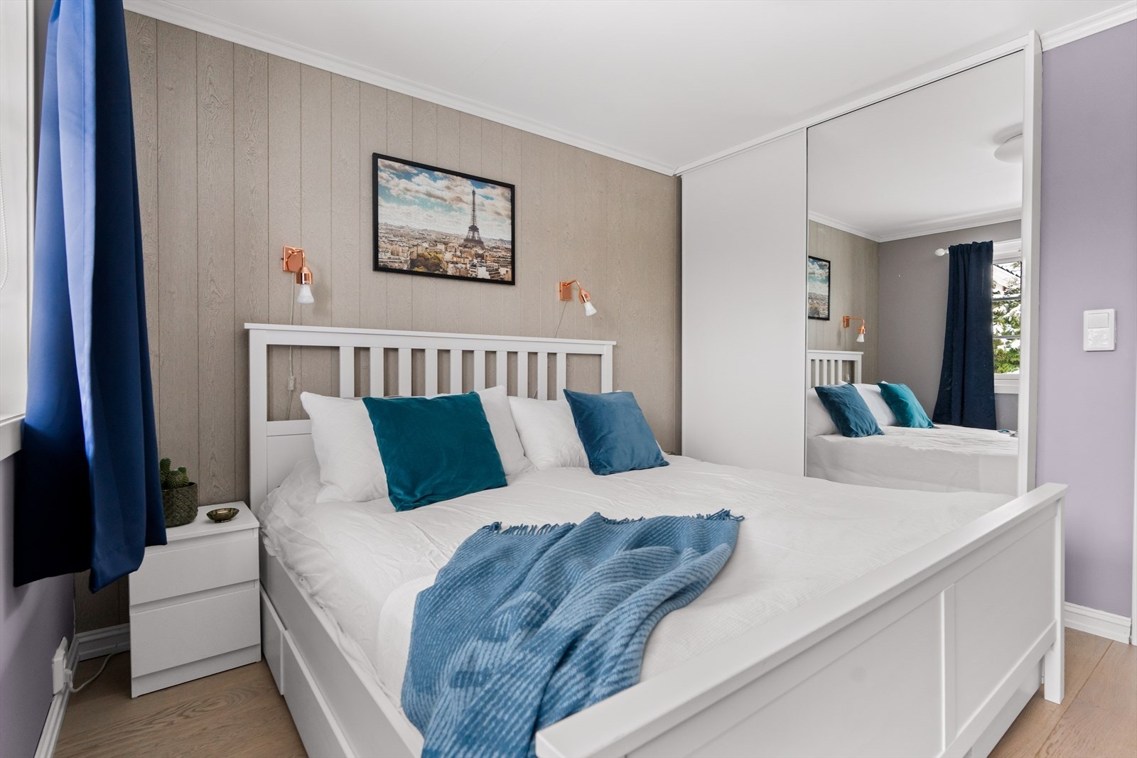 Det ene soverommet har en praktisk skyvedørsgarderobe. Galleribilde